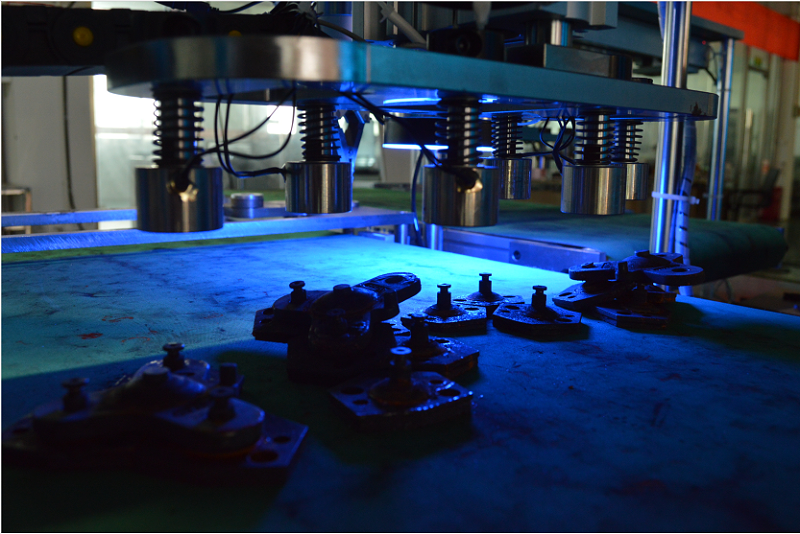 動(dòng)車(chē)閘片自動(dòng)分解機(jī)