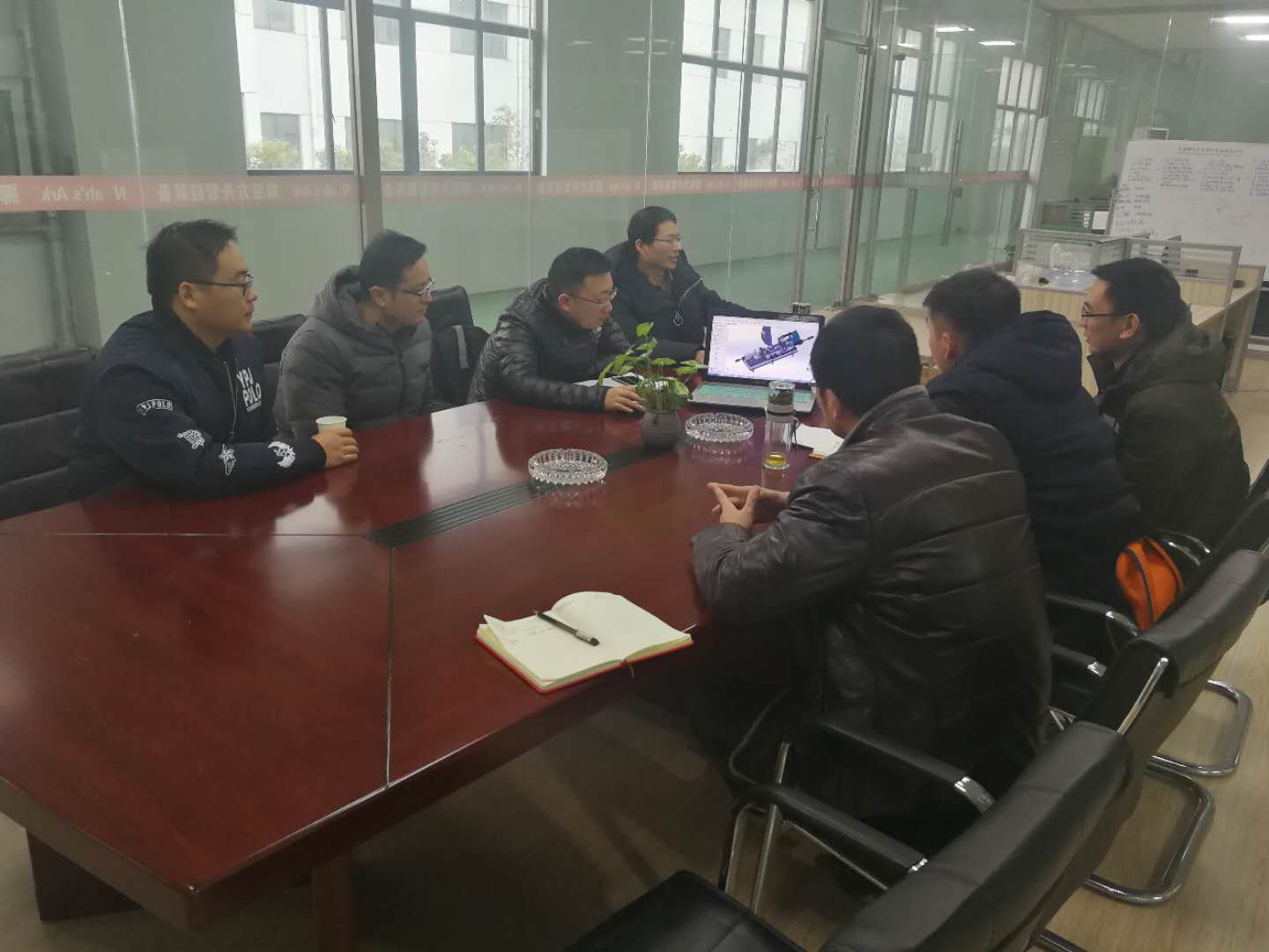 徐工集團代表與技術人員現場溝通